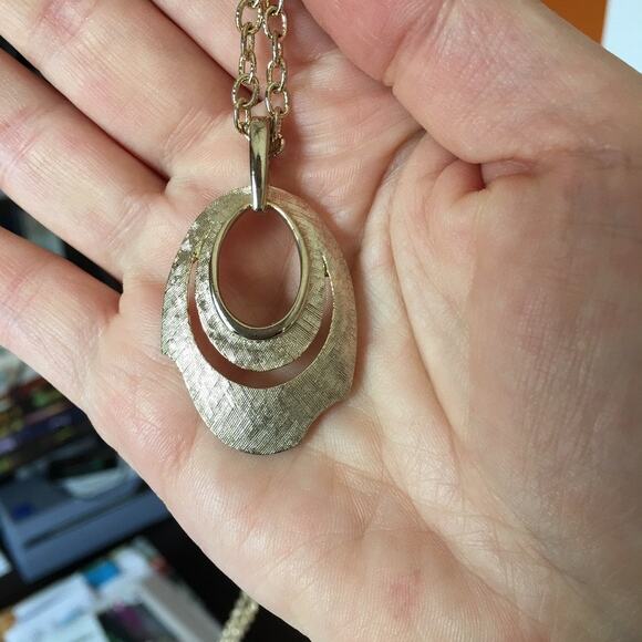 Vintage textured gold tone abstract modernist necklace - Picture 6 of 10